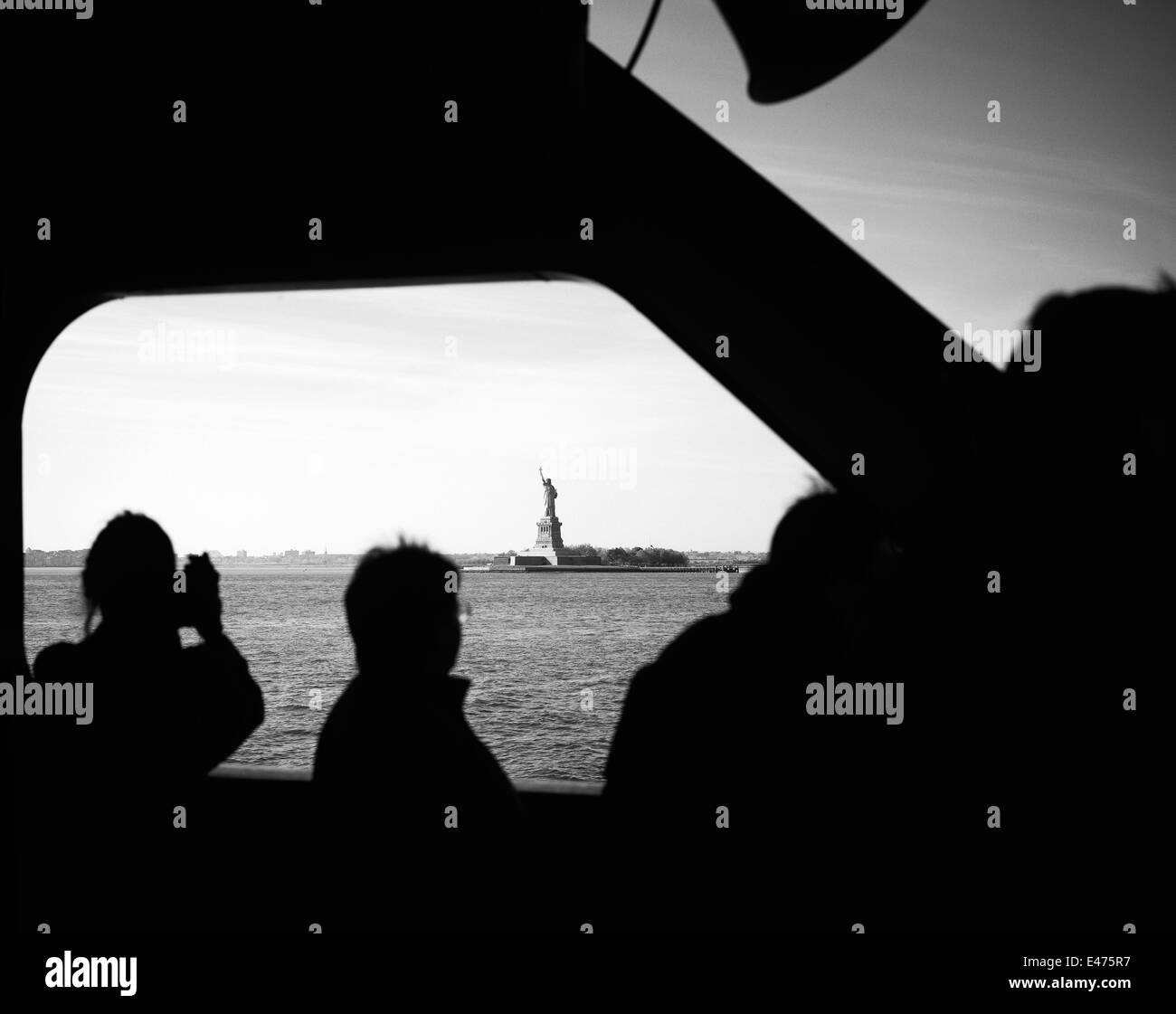 Staten Island ferry de pasajeros y estatua de Liberty Island, Nueva York, NY ESTADOS UNIDOS Foto de stock