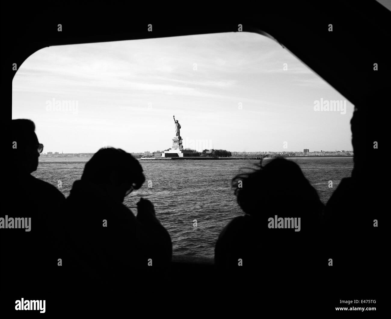 Staten Island ferry de pasajeros y estatua de Liberty Island, Nueva York, NY ESTADOS UNIDOS Foto de stock