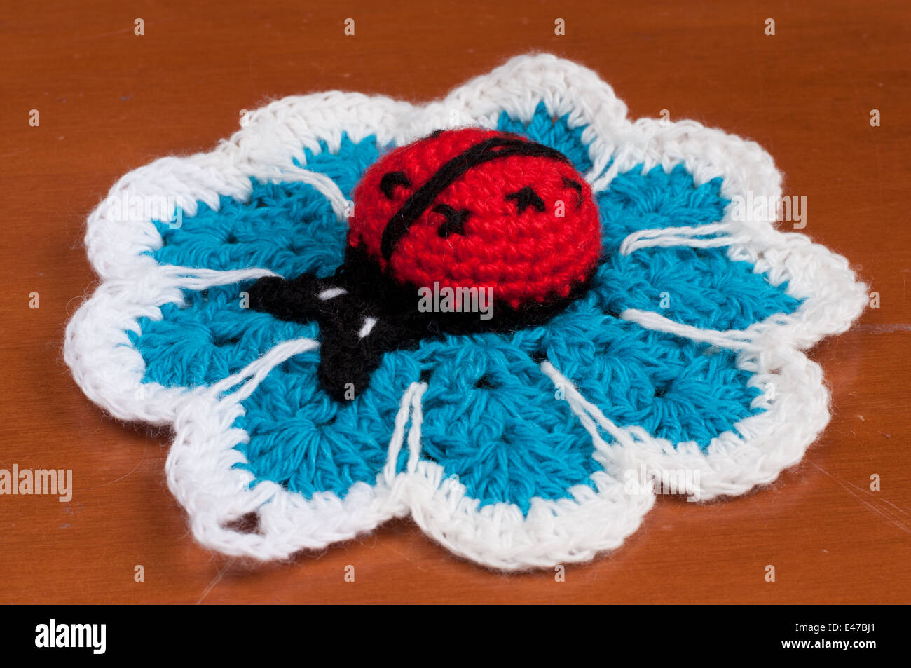 El trabajo a mano servilletas de tejer crochet aficiones flor barra aguja  dios insecto mariquita con hilos de lana ninguno artesanía needlewor blanco  azul rojo Fotografía de stock - Alamy