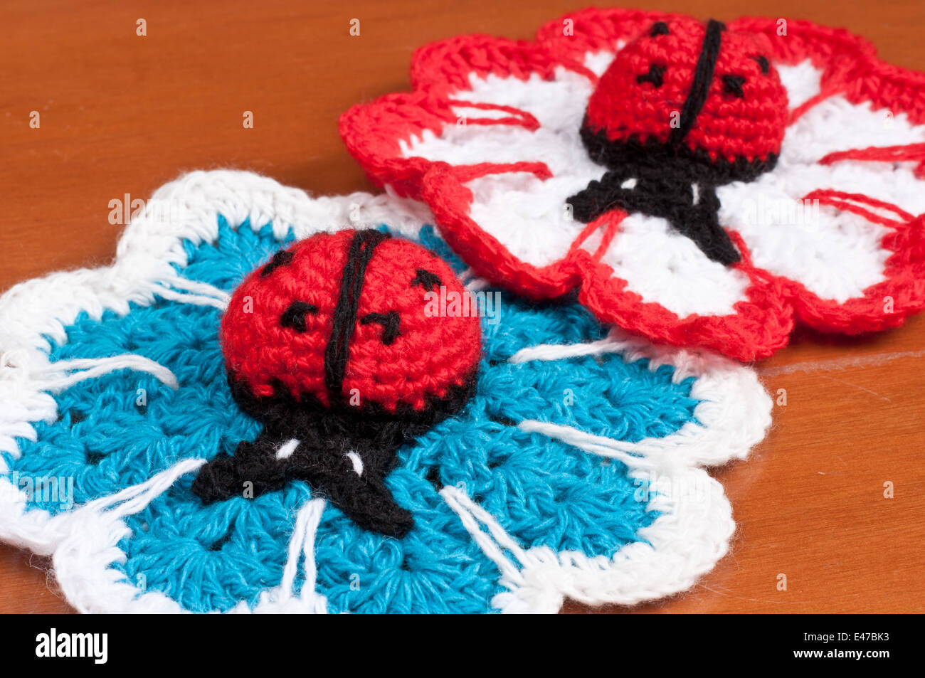 El trabajo a mano servilletas de tejer crochet aficiones flor barra aguja dios insecto mariquita con hilos de lana ninguno artesanía needlewor blanco azul rojo Foto de stock