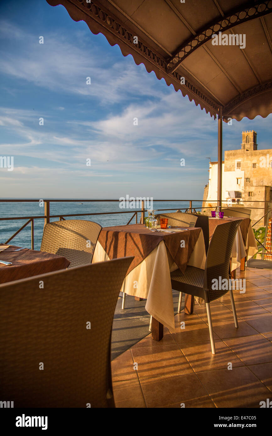 Restaurante con vista al mar en Cefalu, Sicilia Foto de stock