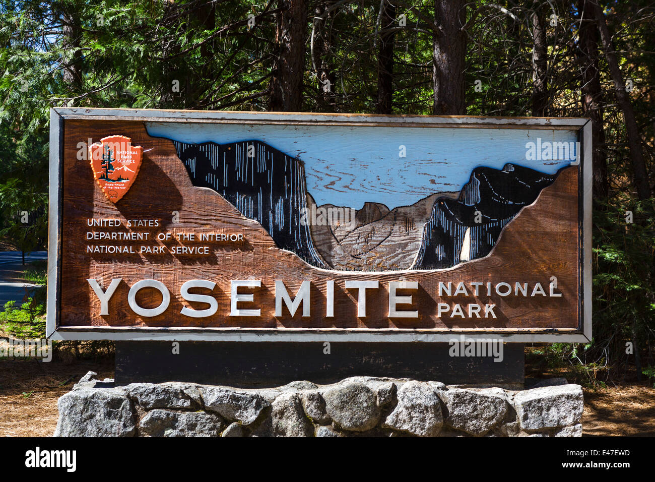 Señal de entrada al Parque Nacional de Yosemite, Sierra Nevada, en el norte de California, EE.UU. Foto de stock