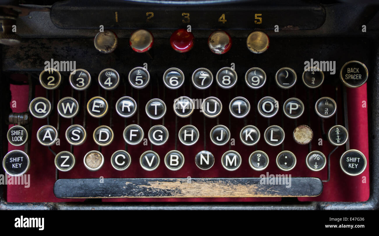Estudio de una máquina de escribir manual portátil de estilo retro con  teclado de plástico de color marfil y carcasa de metal rojo-naranja  Fotografía de stock - Alamy