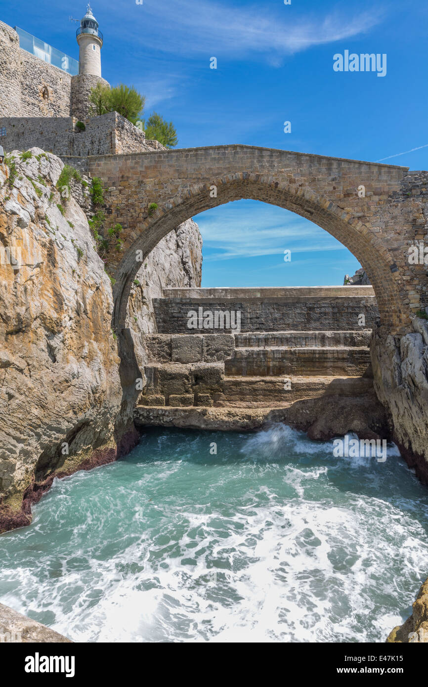 Puente de Piedra en Castro Urdiales, Cantabria, ESPAÑA Foto de stock