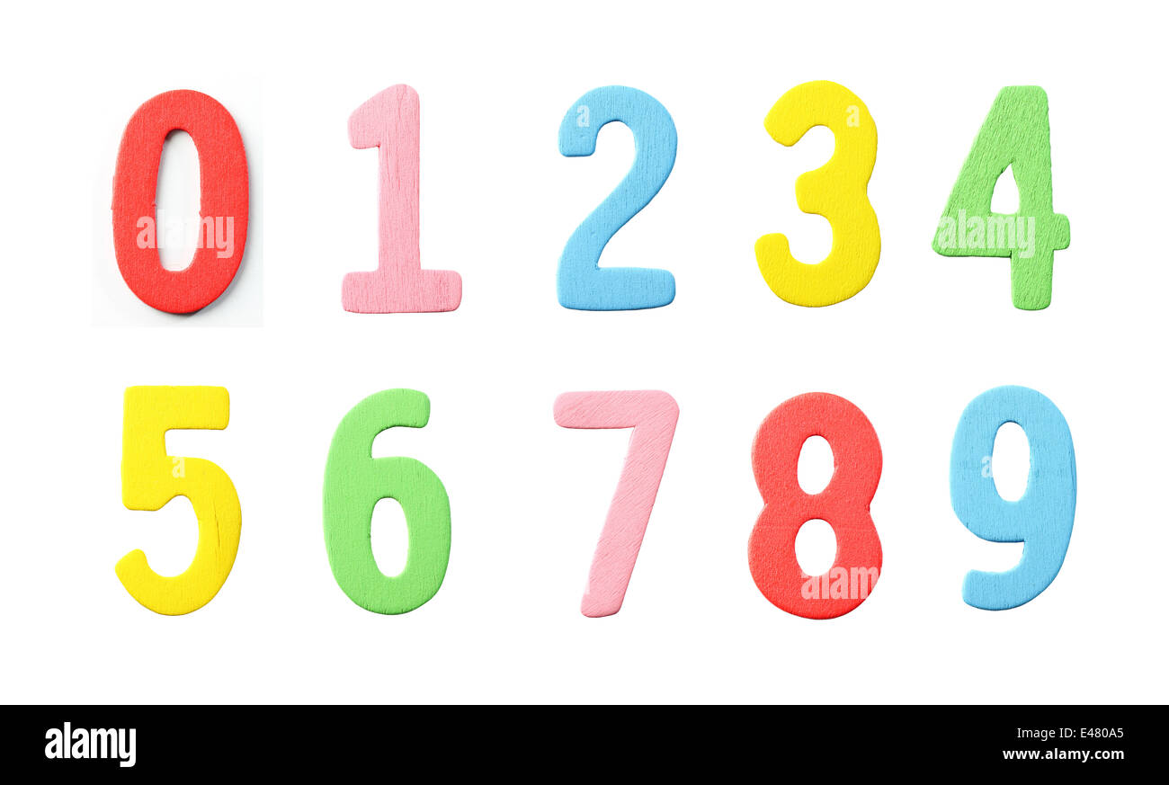 Los números de las colecciones de madera pintados en colores sobre fondo blanco. Foto de stock