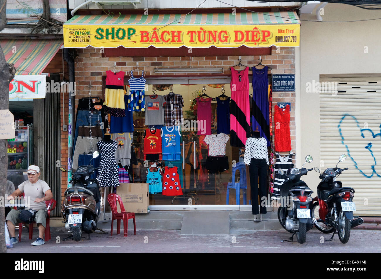 Escaparate de tienda de ropa en la ciudad de Ho Chi Minh, Vietnam Foto de stock