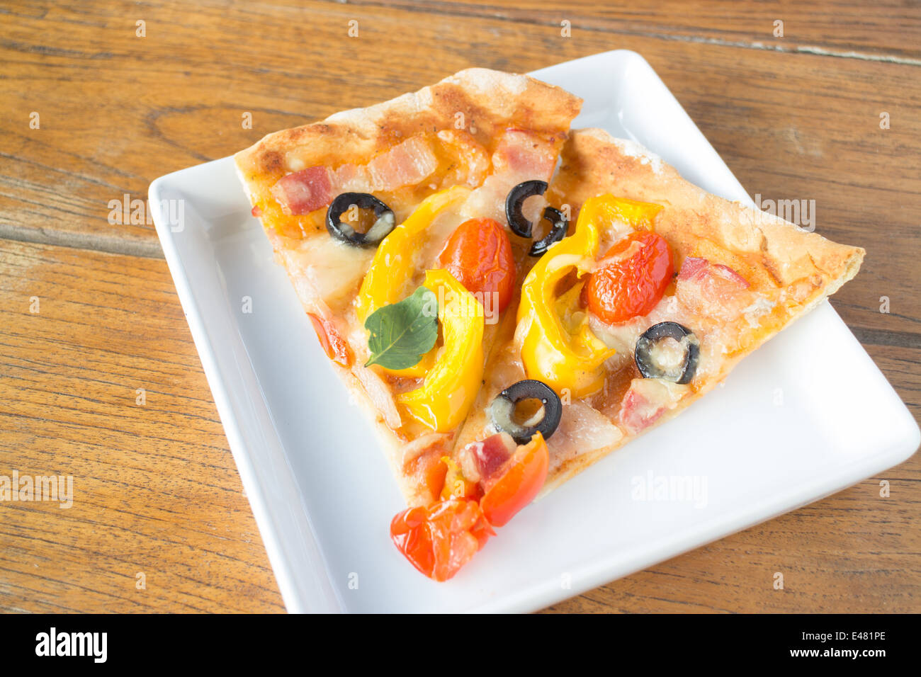 Pizza casera con vegetales frescos topping, Stock Photo Foto de stock