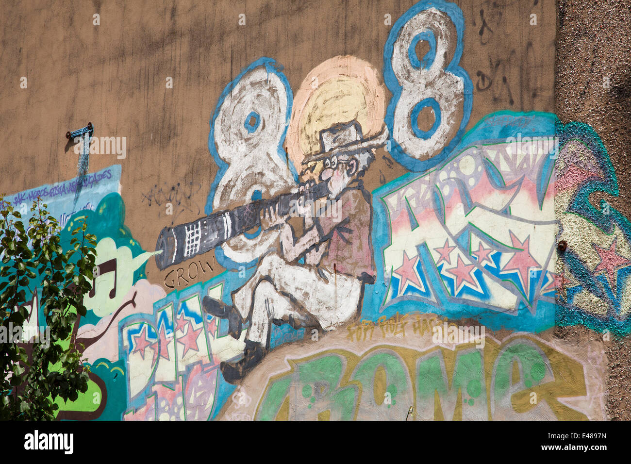 El Shoreham Street, Sheffield, Reino Unido, 5 de julio de 2014. Un mural de Rolf Harris en el edificio de archivos de Sheffield se pinta de nuevo después de que el animador y artista fue encarcelado por 5 años y 9 meses por atentado contra el pudor. Rolf Harris pintó el autorretrato en la década de 1990 en el edificio en el centro de la ciudad Sheffeild. Crédito: Mark Richardson/Alamy Live News Foto de stock