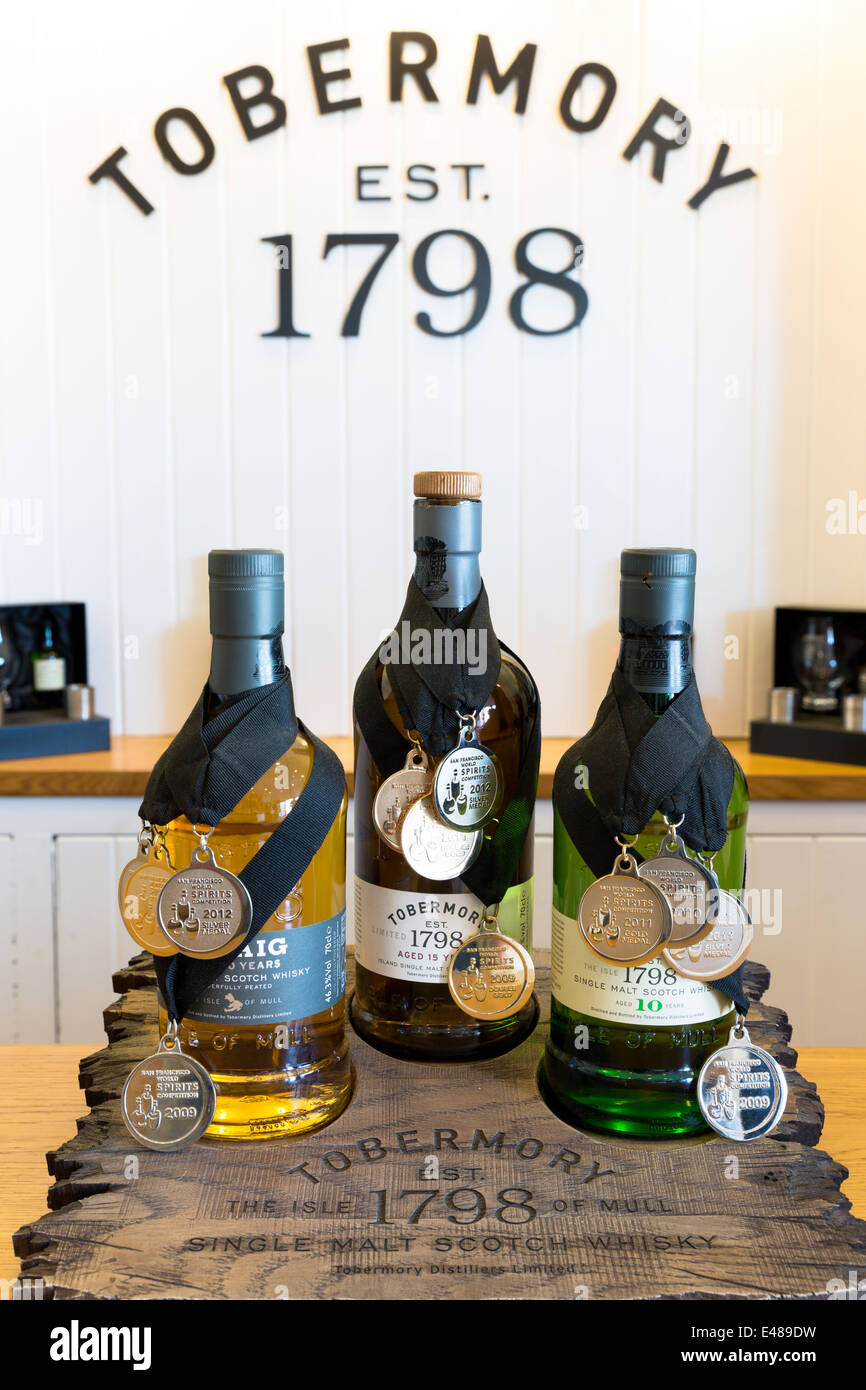 Ganadora de una medalla de single malt scotch whisky, Ledaig y Tobermory a Tobermory en la Destilería Isle Of Mull en las Tierras Altas de Escocia. Foto de stock