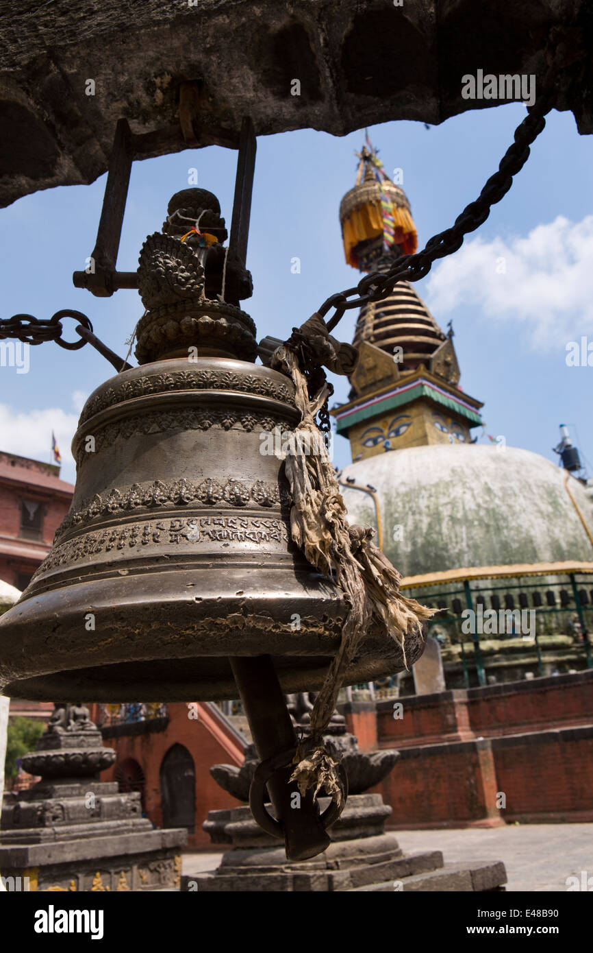 Nepal, Katmandú, Kathesimbhu Stupa, templo campana de latón decoradas con texto en nepalés script Foto de stock