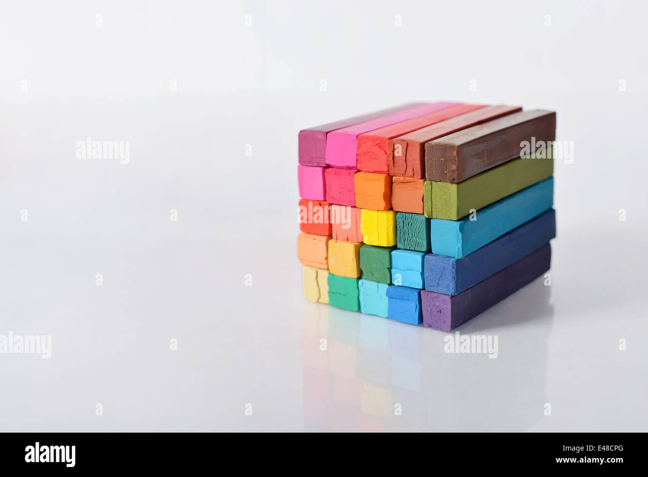 El cubo de colores pasteles del artista sobre un fondo claro Foto de stock