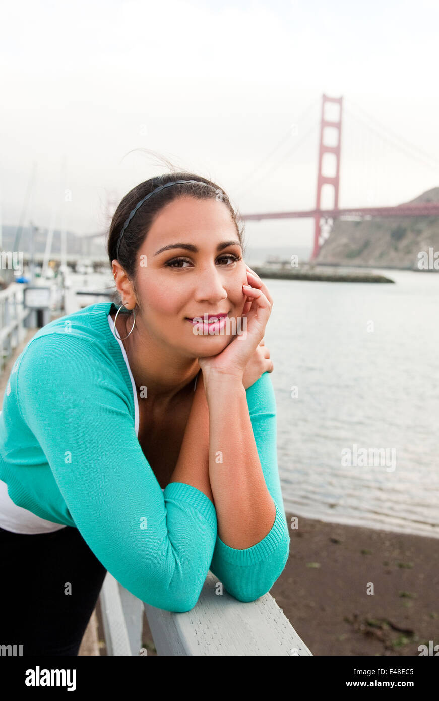 Retrato de mujer joven en el puerto Foto de stock