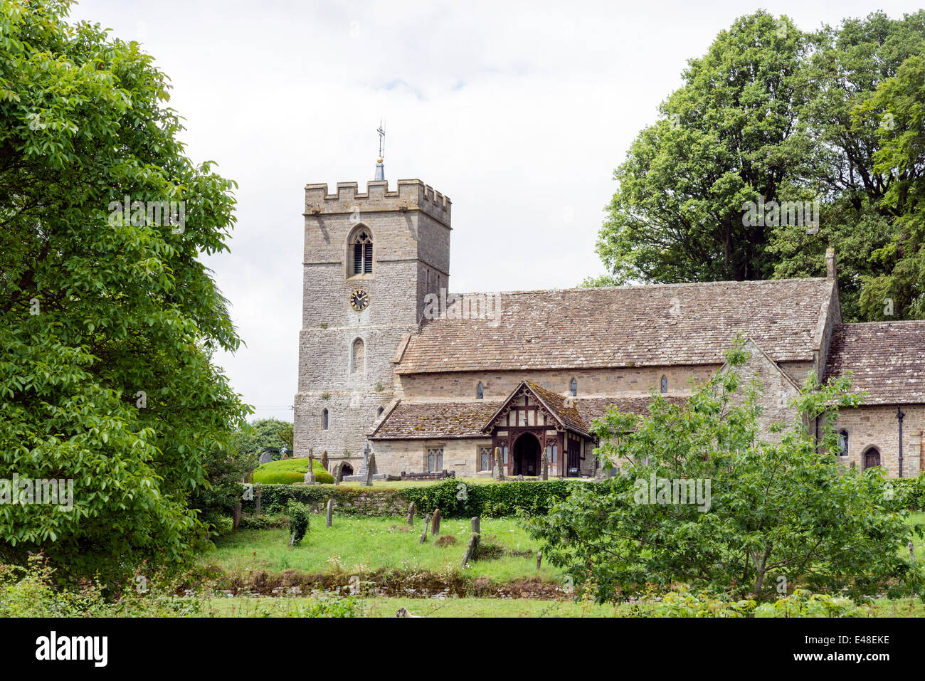 San Miguel y todos los Ángeles iglesia en Lyonshall, Herefordshire, Reino Unido. Iglesia del pueblo con cementerio. Foto de stock