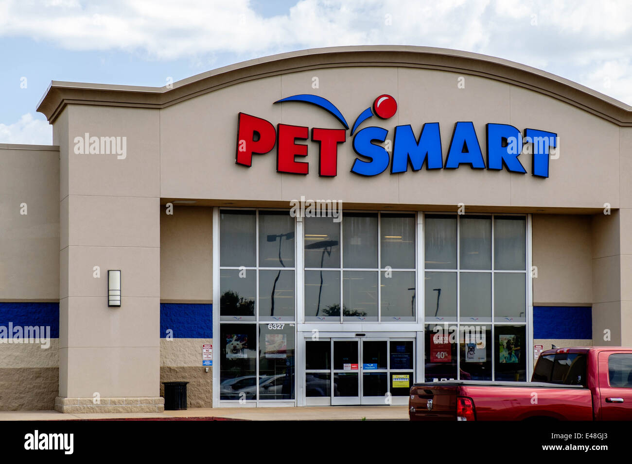 Smart Pet, un almacén de la cadena ofreciendo mercancías y alimentos para animales y mascotas. Foto de stock