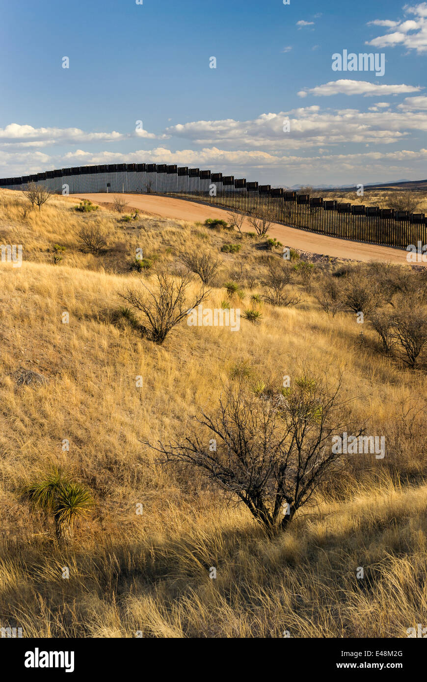 Nosotros valla fronteriza, al este de Nogales, Arizona, EE.UU., construyó el otoño y el invierno de 2008, visto desde el lado estadounidense Foto de stock