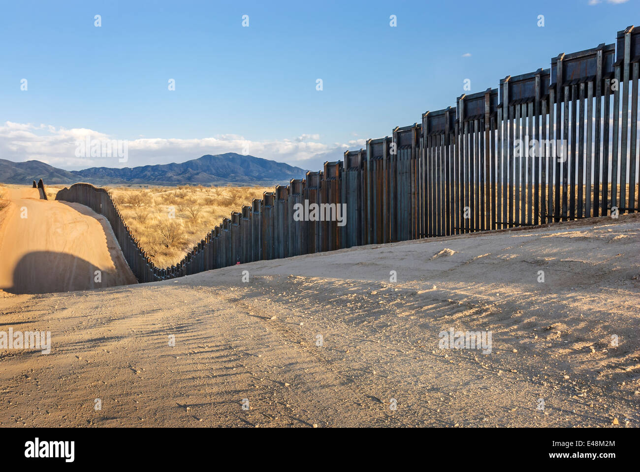 Nosotros valla fronteriza, al este de Nogales, Arizona, EE.UU., construyó el otoño y el invierno de 2008, visto desde el lado estadounidense, mirando al oriente Foto de stock