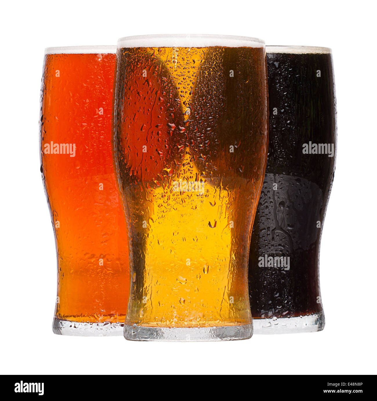 Diferentes refrigeradas refrescante pintas de cerveza lager y stout servido por la industria de bebidas alcohólicas Foto de stock