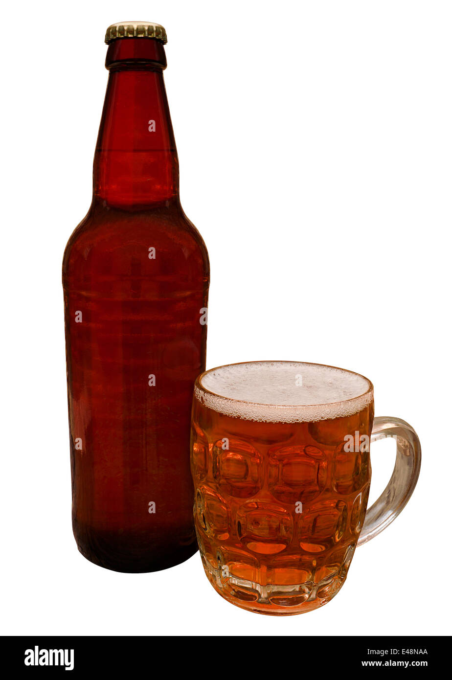Artesanía tradicional botella de cerveza con degustación de media pinta de vidrio que contiene la real ale listo para beber en un bar por el conocedor Foto de stock