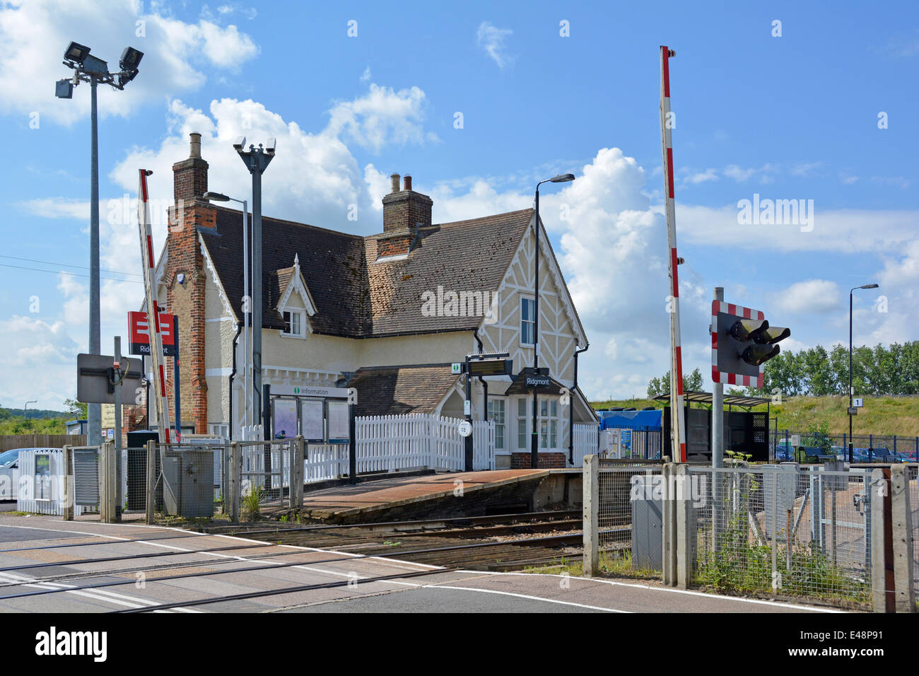 Nivel Unmaned cruzando en estación Ridgmont Bedfordshire Inglaterra Foto de stock