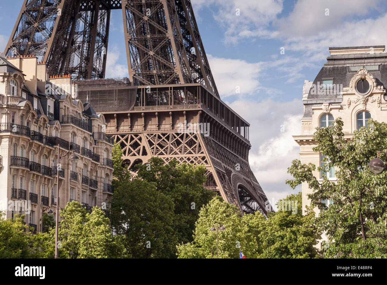 La Torre Eiffel en París, Francia. Es uno de los lugares más visitados en el mundo. Foto de stock