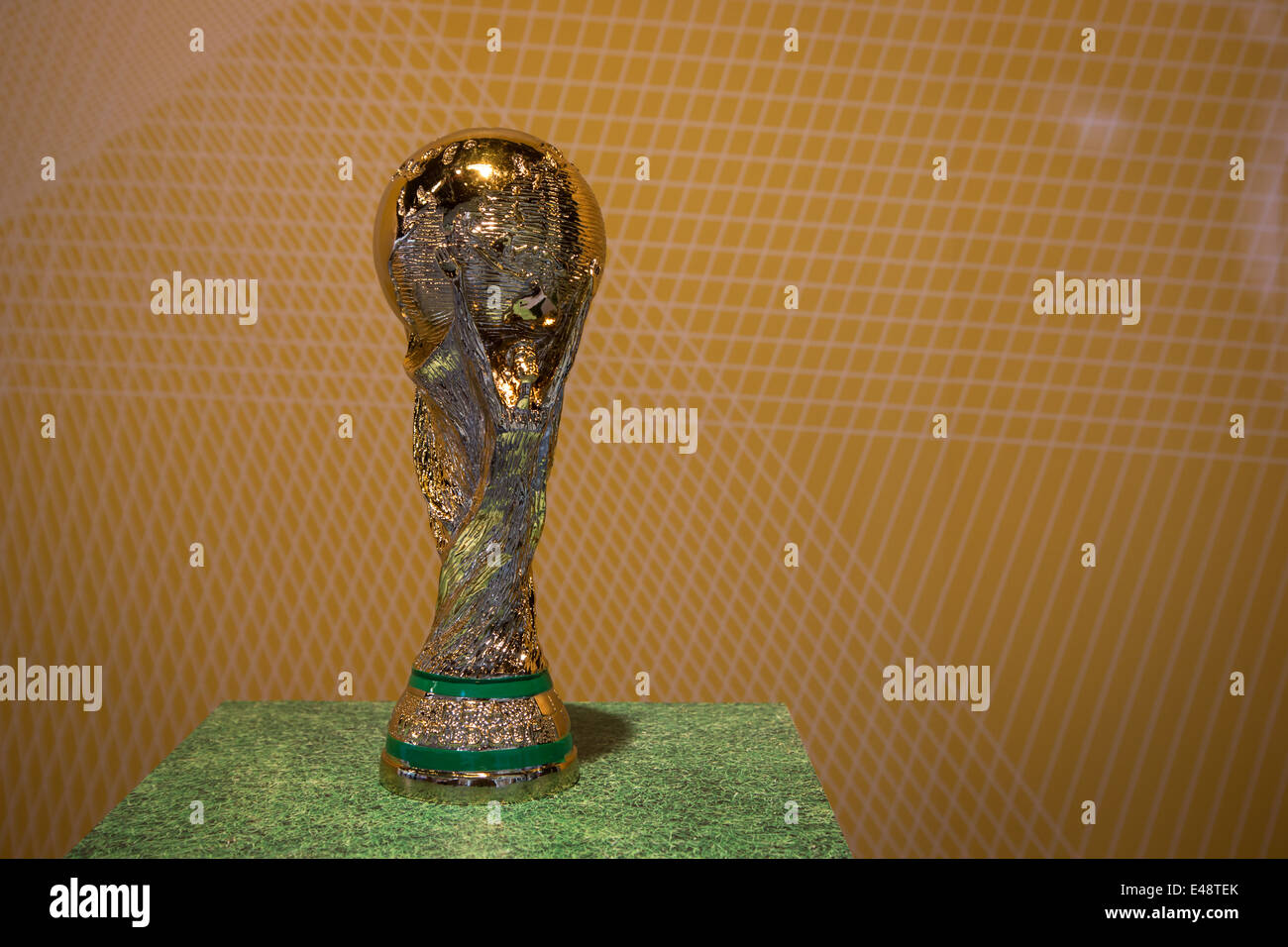 Réplica de el trofeo de la Copa Mundial en un escaparate Foto de stock