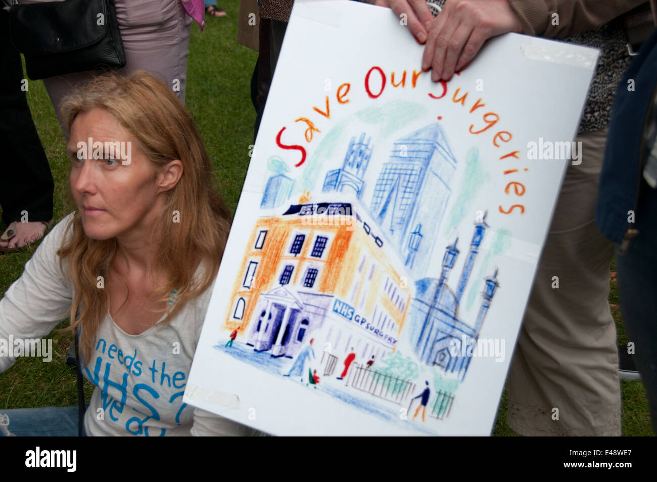 El East End de Londres del 5 de julio de 2014. Concentración y Marcha contra los recortes propuestos para el Servicio Nacional de Salud de los consultorios de los médicos Foto de stock