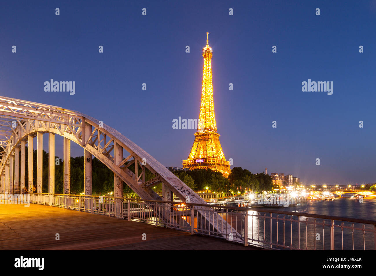 La Torre Eiffel en París, Francia. Es uno de los lugares más visitados en el mundo. Foto de stock