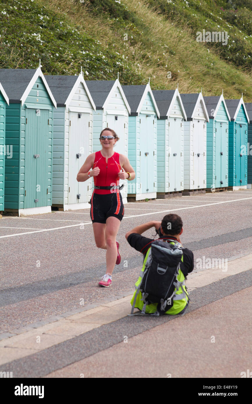 Bournemouth, Reino Unido. El 6 de julio de 2014. Triatlón Internacional de Bournemouth tiene lugar - correr a lo largo de la playa de Bournemouth. Fotógrafo radica en esperar para los corredores, ya que cerca de la línea de meta. Crédito: Carolyn Jenkins/Alamy Live News Foto de stock