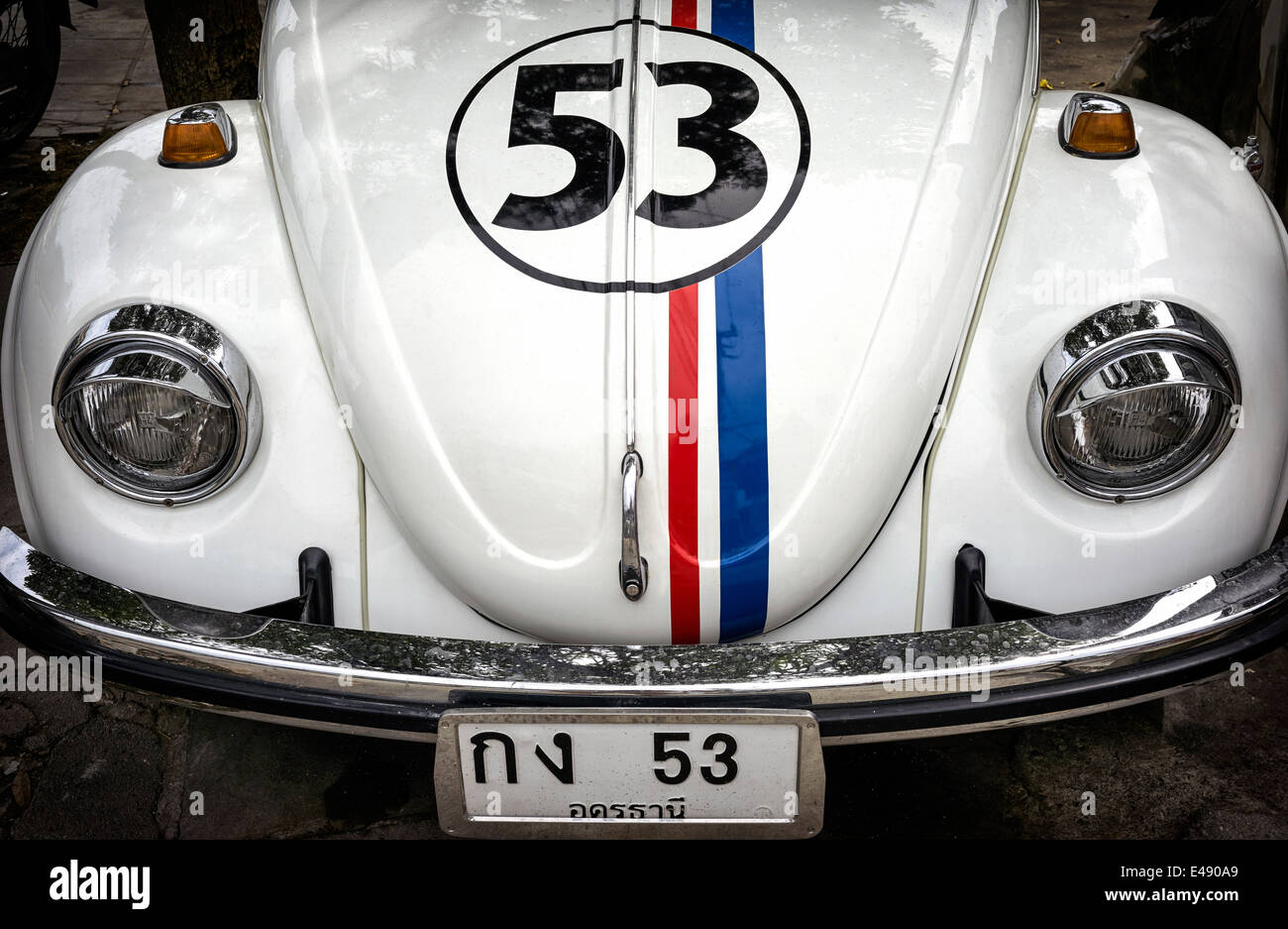 Herbie. Volkswagen Beetle icónico coche de motor como aparece en las películas 'Herbie' de Disney con matrícula y rayas apropiadas Foto de stock