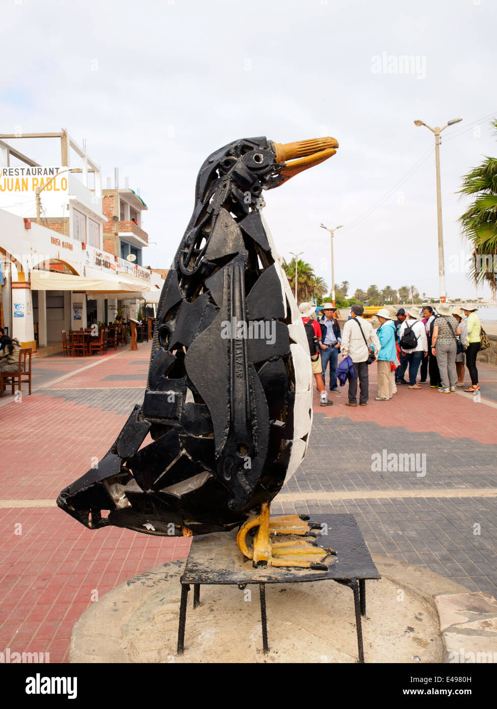 Pernguin escultura en el paseo marítimo de Paracas - Perú Foto de stock