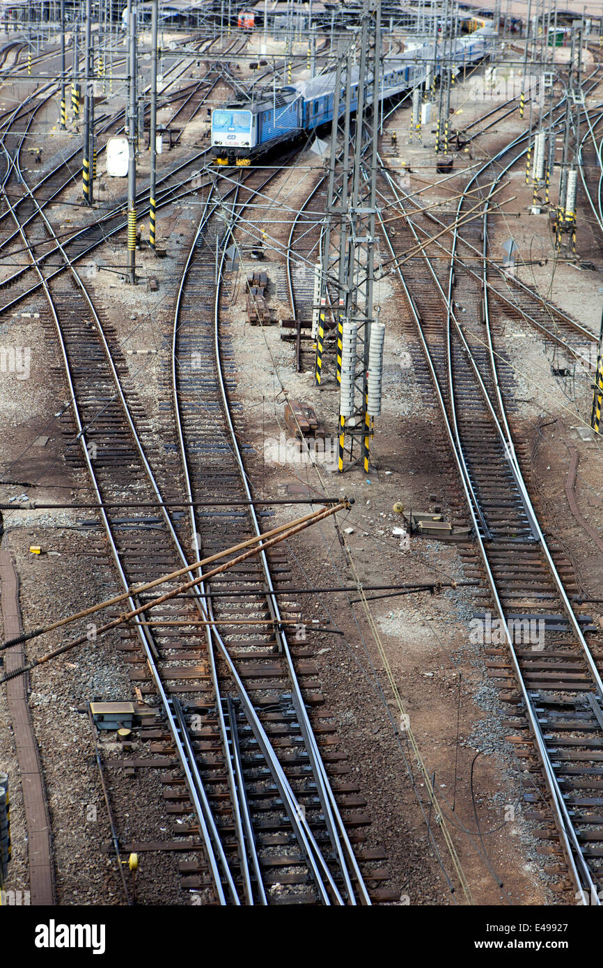 Líneas de ferrocarril Muchos cruces de ferrocarril se encuentran por encima de la vista Estación de salidas de tren Praga República Checa Foto de stock