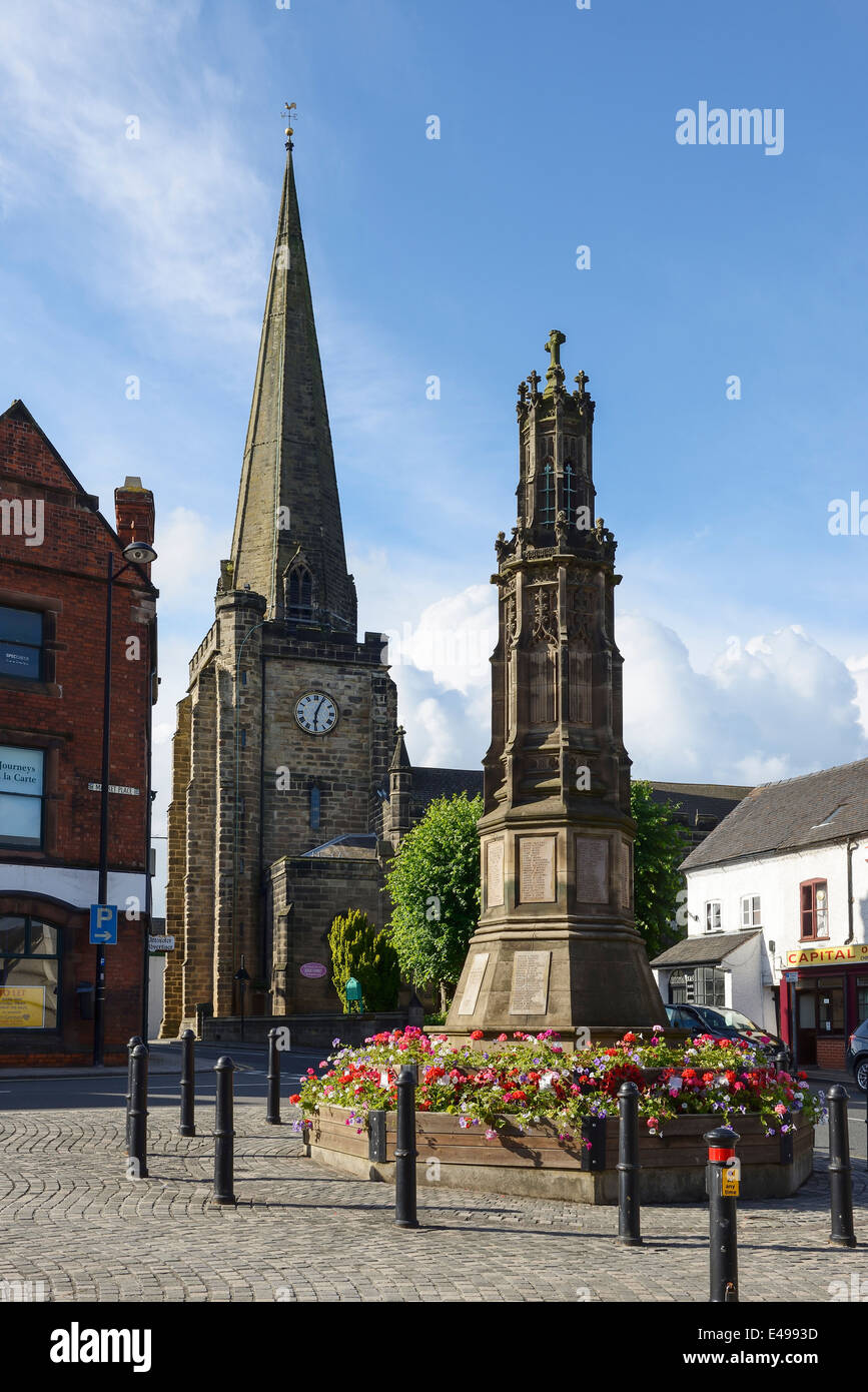 Torre de la iglesia y el monumento a los caídos en la guerra en el centro de la ciudad de Uttoxeter UK Foto de stock