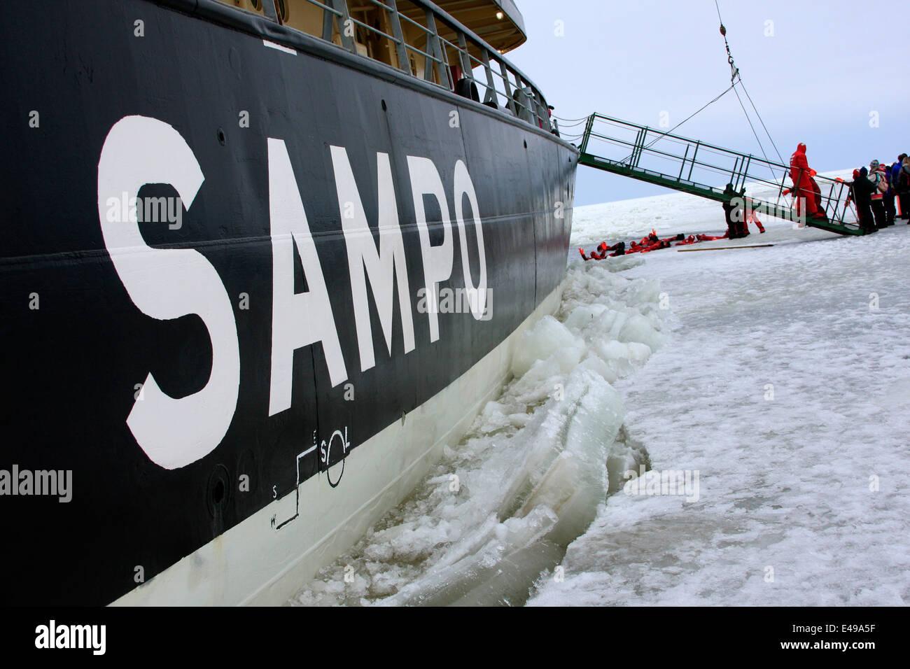 El barco Rompehielos Sampo en el hielo en el Golfo de Botnia Foto de stock