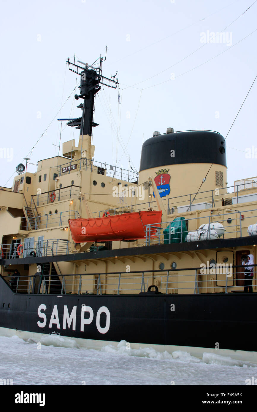 El barco Rompehielos Sampo en el hielo en el Golfo de Botnia Foto de stock