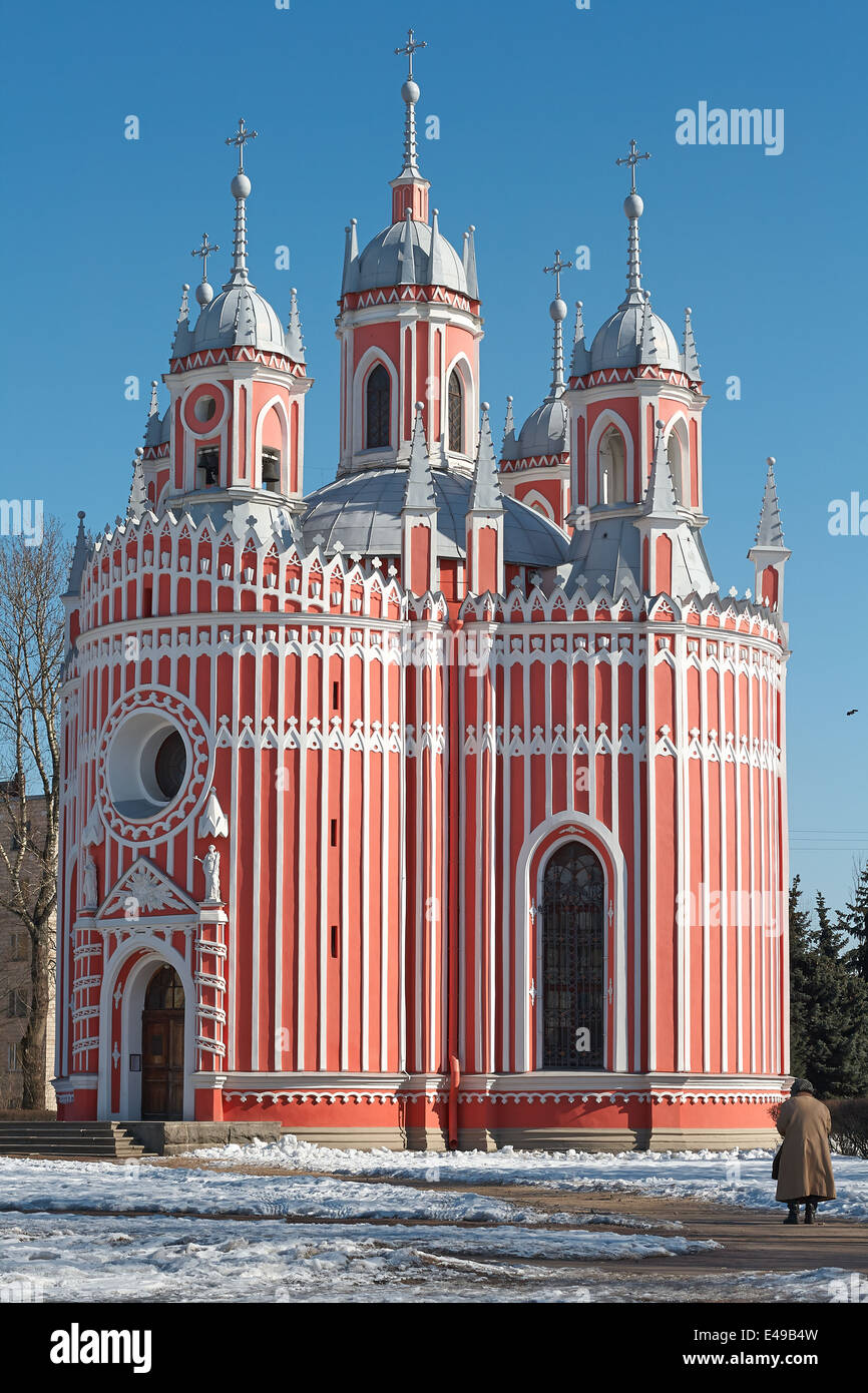 La iglesia y Chesme palacio neogótico se apreciaron las primeras construcciones en la zona de San Petersburgo, Rusia Foto de stock