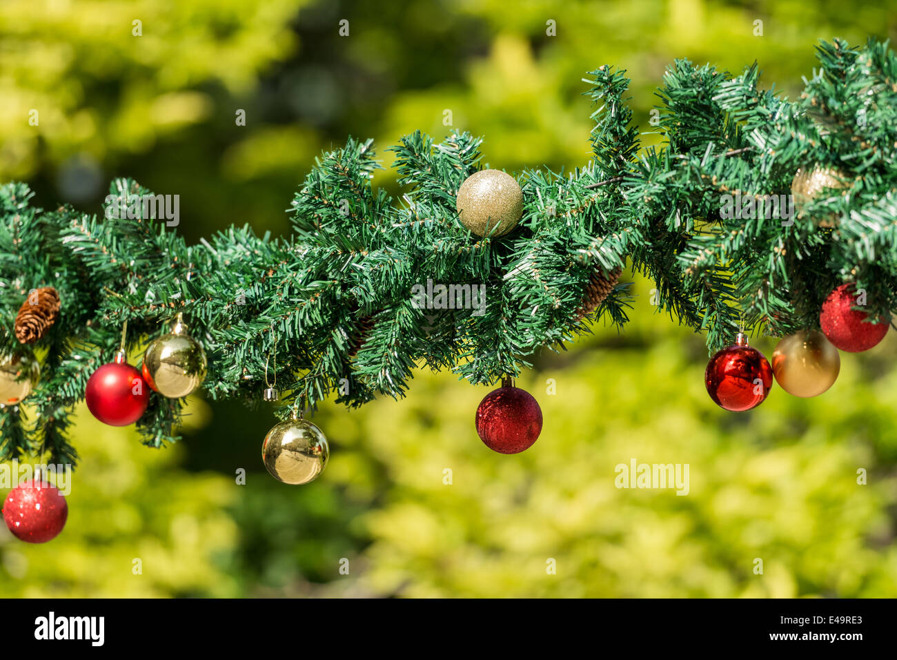 Fragante Silicio progresivo Guirnaldas de Navidad y adornos de bolas colgantes Fotografía de stock -  Alamy
