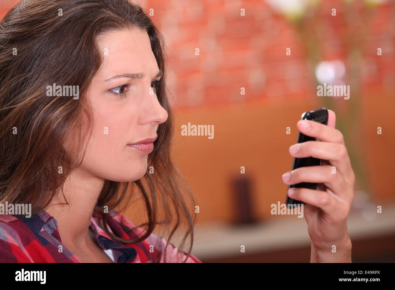 Mujer leyendo sms Foto de stock