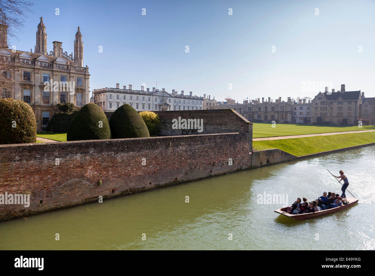 Una vista del Kings College de la espalda con remar en primer plano, Cambridge, Cambridgeshire, Inglaterra, Reino Unido Foto de stock