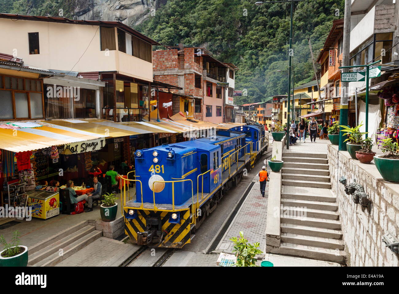 Tren que cruza el pueblo de Aguas Calientes, Perú, América del Sur