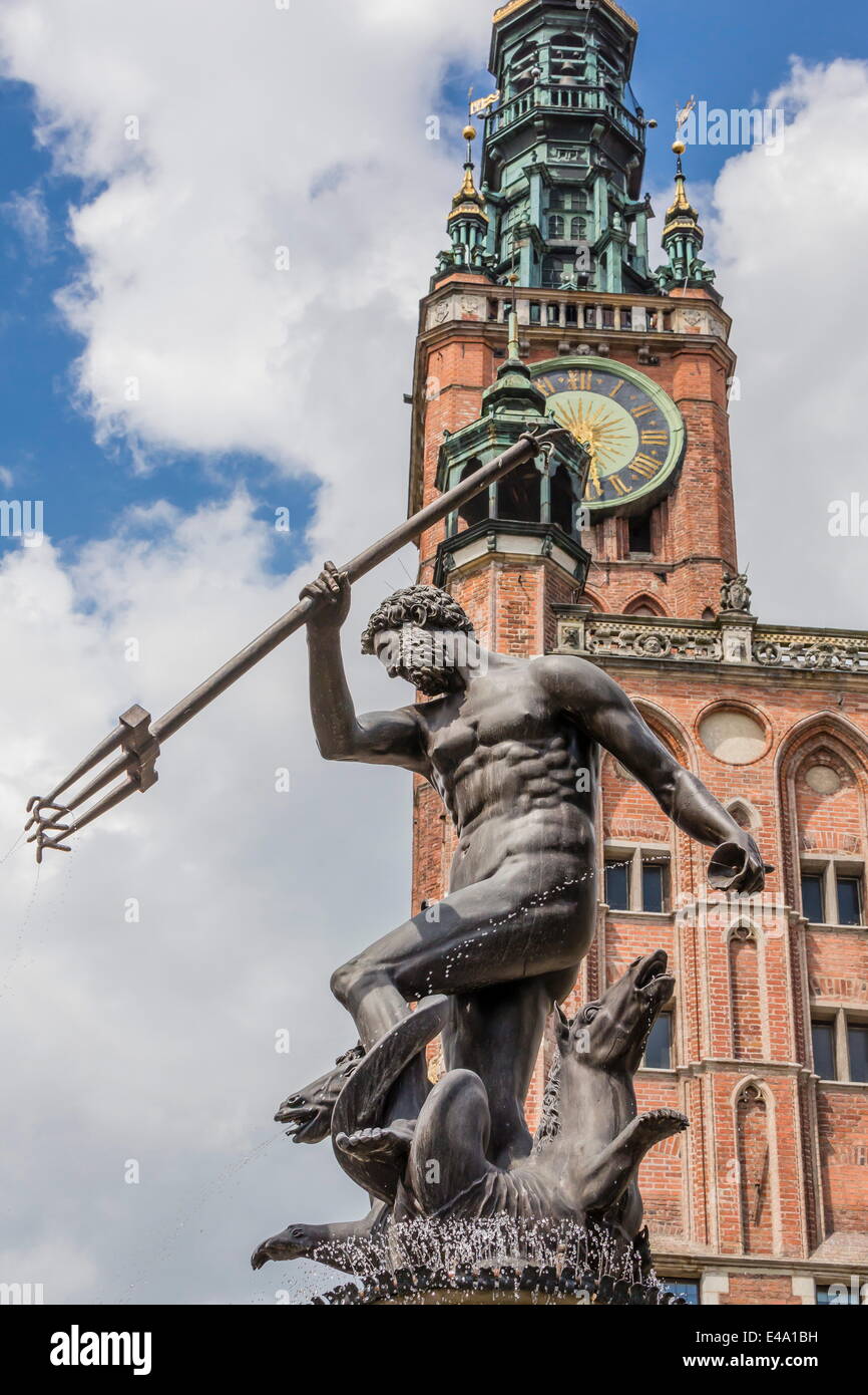 Rey estatua de Neptuno en el mercado largo, Dlugi Targ, con el reloj del ayuntamiento, Gdansk, Polonia, Europa Foto de stock