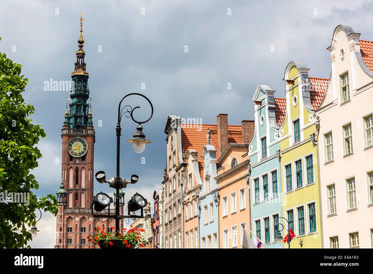 El mercado de largo, Dlugi Targ, con el reloj del ayuntamiento, Gdansk, Polonia, Europa Foto de stock