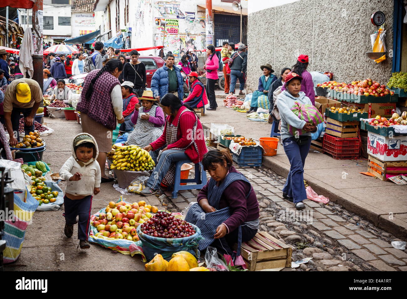 Exterior del mercado de frutas y verduras, Cuzco, Perú, América del Sur Foto de stock