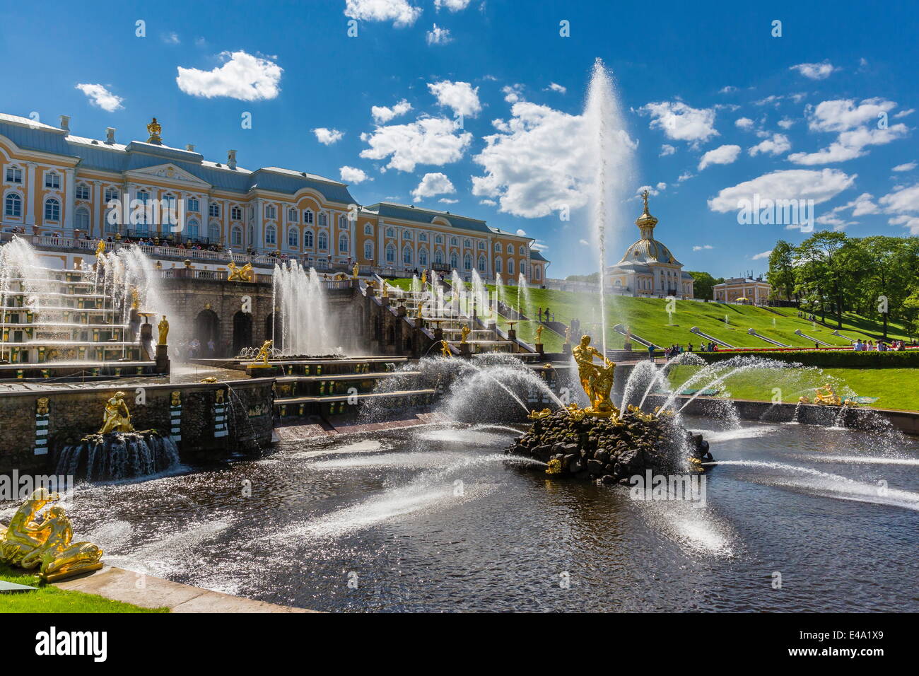 La gran cascada de Peterhof, el Palacio de Pedro el Grande, San Petersburgo, Rusia, Europa Foto de stock