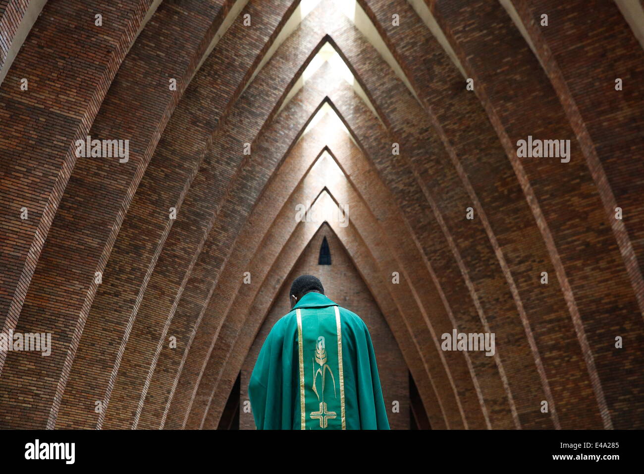 Sacerdote durante la misa católica, la Basílica de Santa Ana, Brazzaville, Congo, África Foto de stock