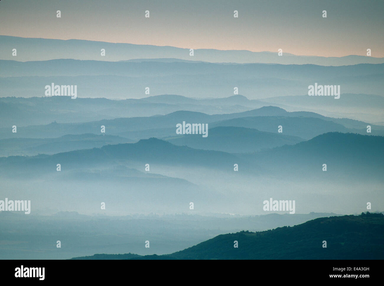 Niebla en los valles de las montañas al amanecer Foto de stock