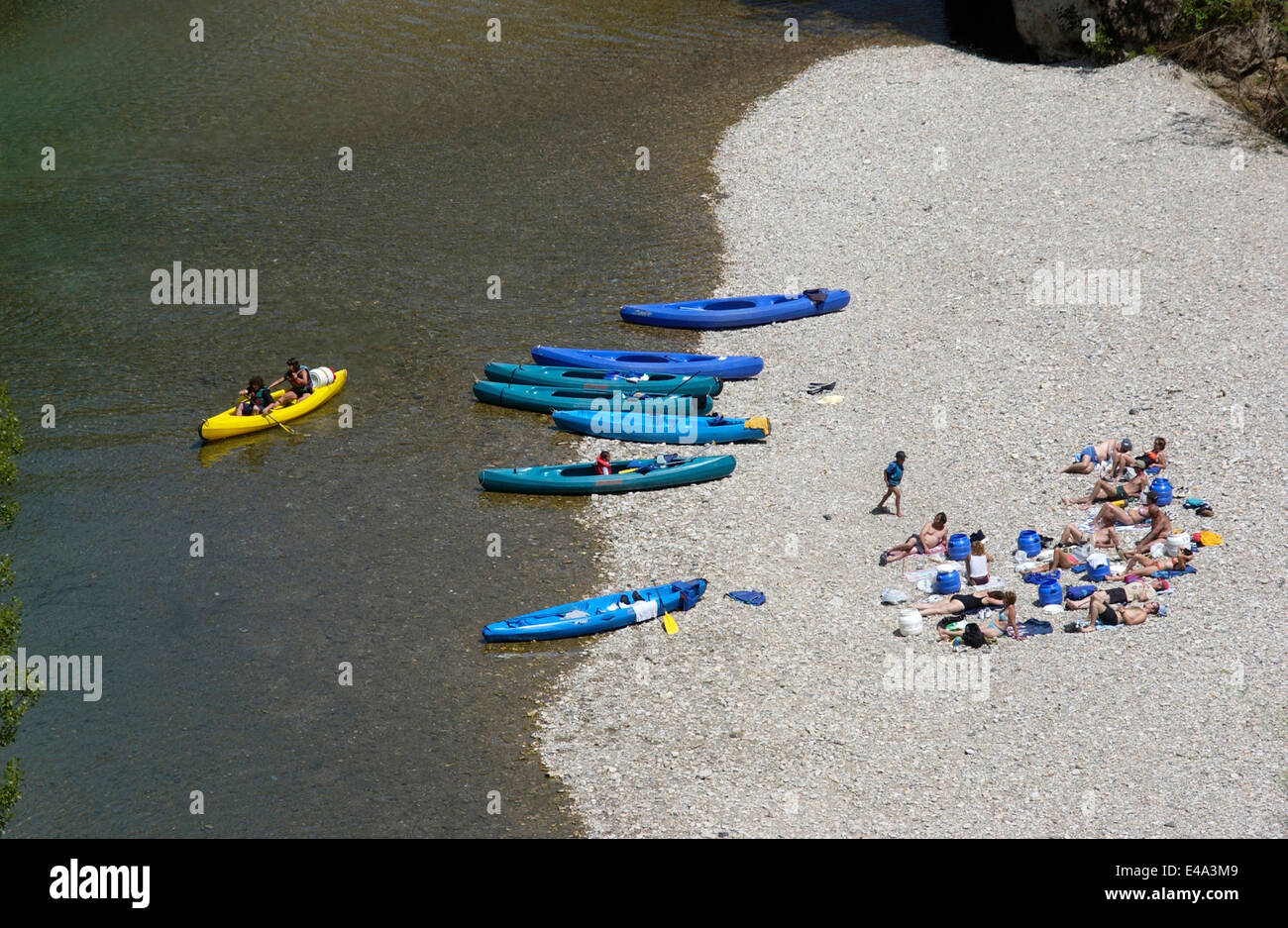 La gente en kayak en el río Tarn en Francia Foto de stock