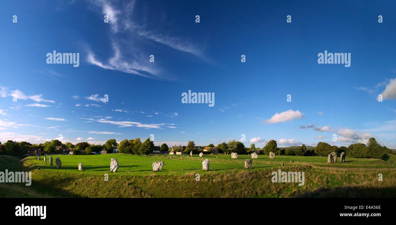 Foto panoramica de piedra megalítica círculo, Avebury, Sitio del Patrimonio Mundial de la UNESCO, Wiltshire, Inglaterra. Reino Unido, Europa Foto de stock