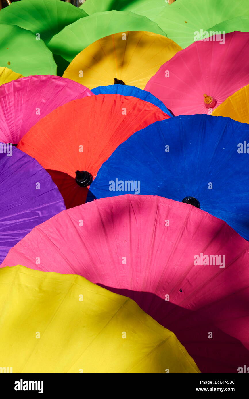 Paraguas en Borsang Pueblo Artesanal, Chiang Mai, Tailandia, en el sudeste  de Asia, Asia Fotografía de stock - Alamy