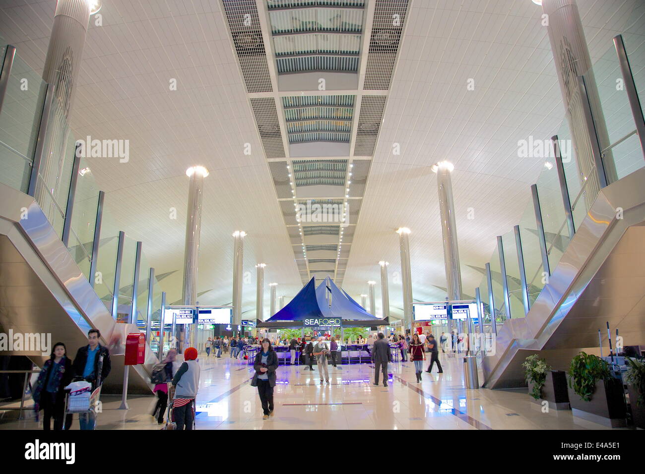El aeropuerto internacional de Dubai, Emiratos Árabes Unidos, Oriente Medio Foto de stock
