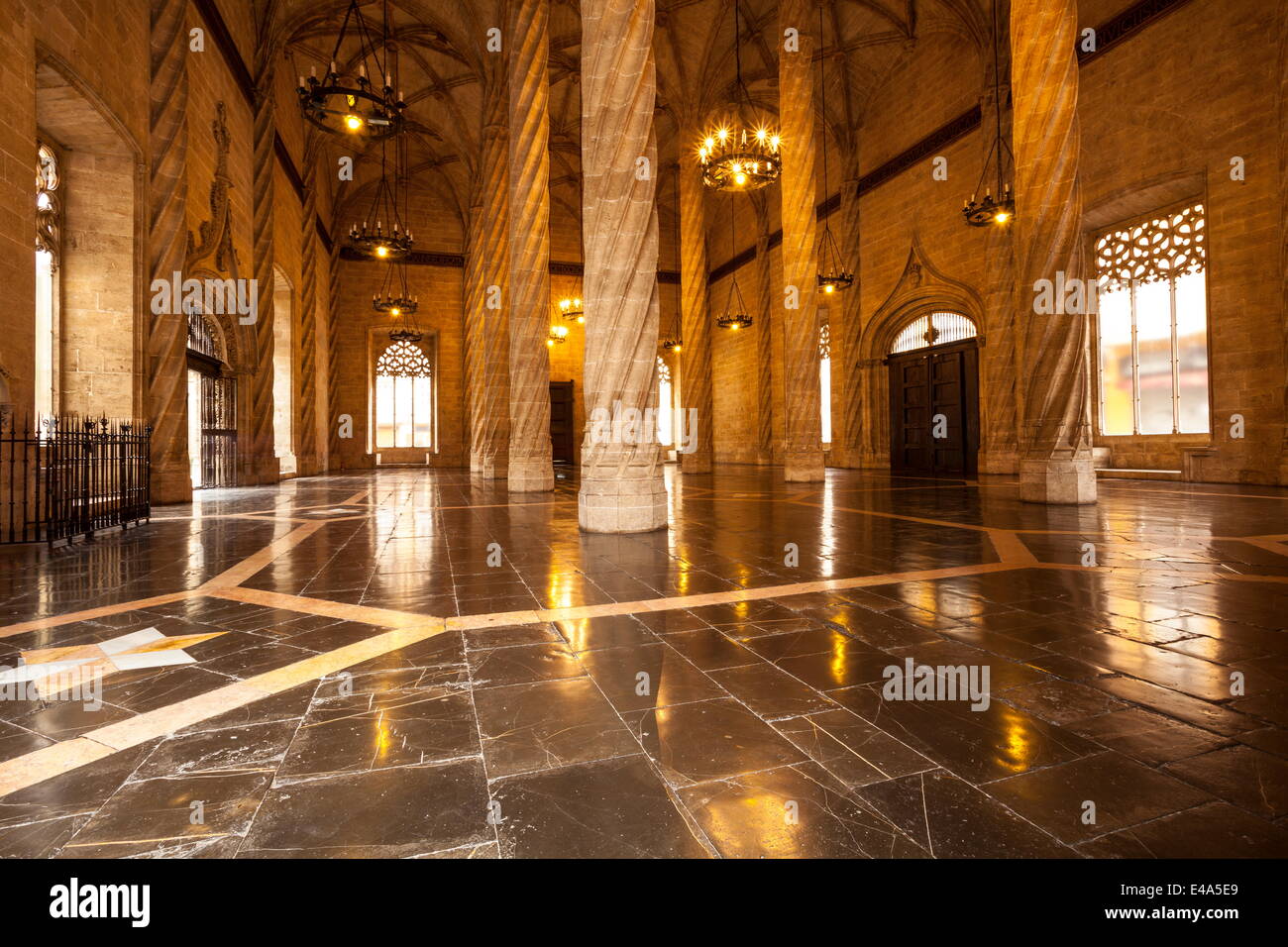 Dentro de la arquitectura gótica de La Lonja de la Seda (La Lonja) (Lonja), Sitio de Patrimonio Mundial de la UNESCO, con sede en Valencia, España, Europa Foto de stock